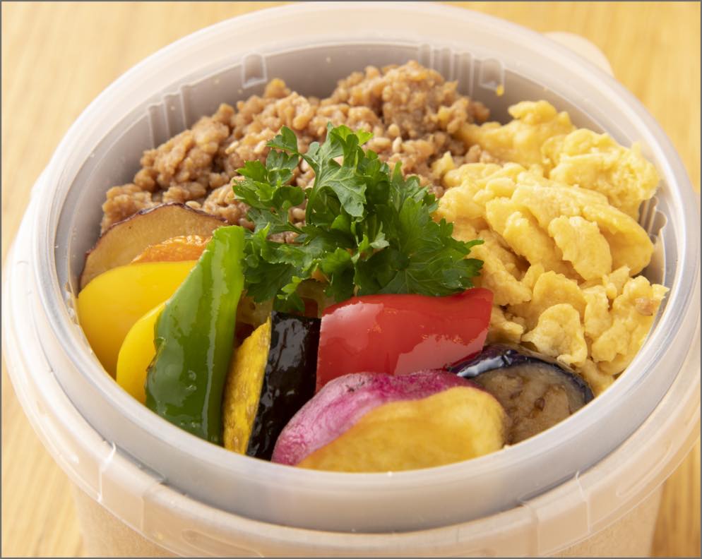 鶏そぼろ・卵・野菜の3色丼｜ナチュラルキッチン SAL（サール）